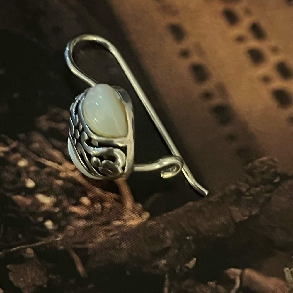 Silpada SINGLE EARRING Sterling Silver and
Mother of Pearl - Picture 4 of 5